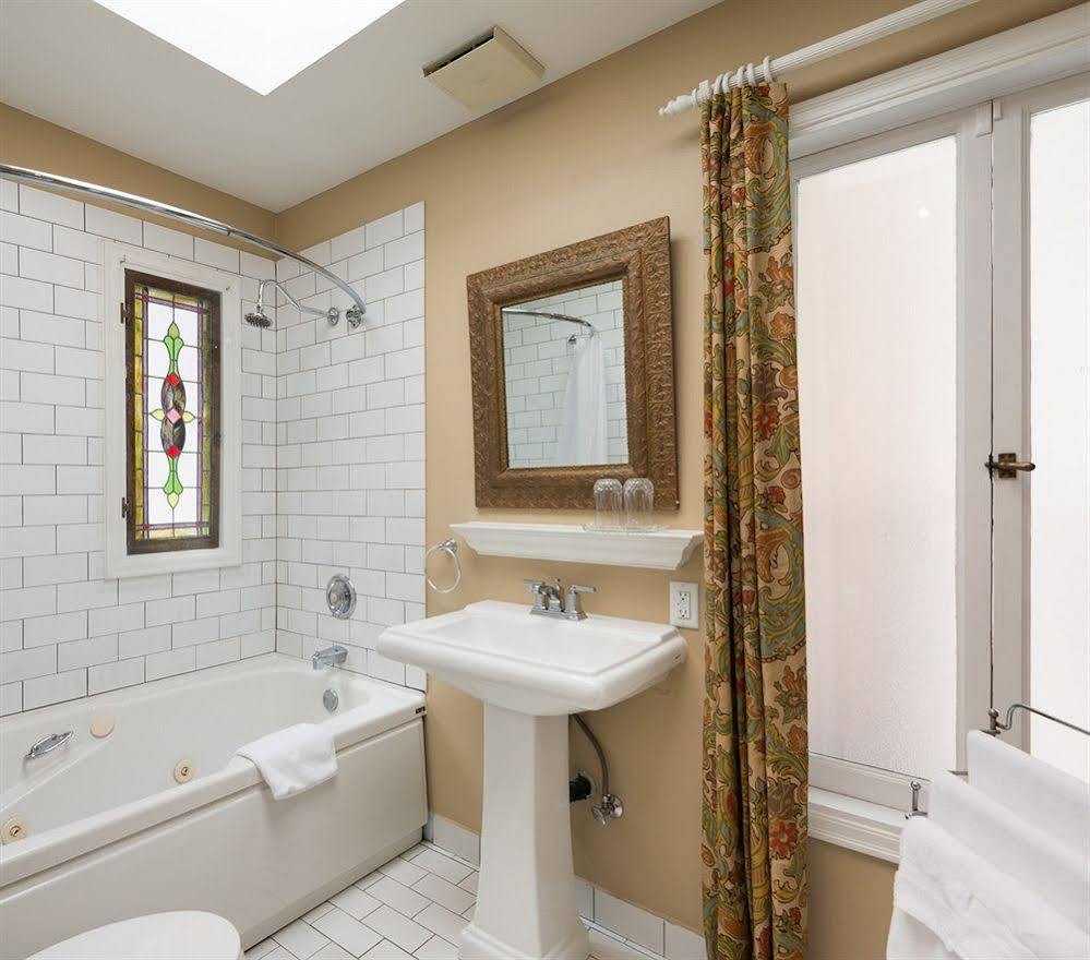 The English Bay Inn Langley Esterno foto